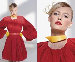 Acconciatura raccolta con frangia lunga di lato - Foto pubblicata su Trucco e Bellezza