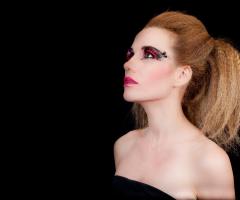 Trucco fotografico e acconciatura con frisè