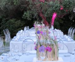 Centrotavola con orchidee lilla e illuminazione d'atmosfera