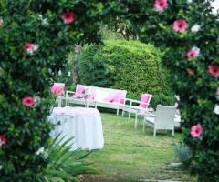 La Terra degli Aranci - Angolo di relax allestito con cuscini bianchi e rosa