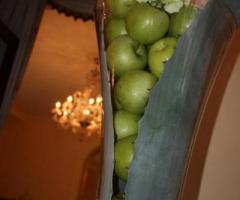 Allestimento con mele e foglie di agave realizzato dal Girafiore