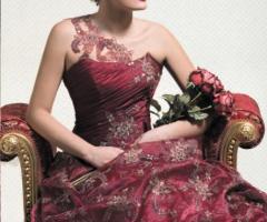 Abito da sposa rosso borgogna con dettagli in bronzo disponibile da Le Spose di Bea