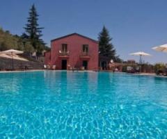 Ampia piscina presso l'agriturismo per ricevimento di matrimonio L'Antica Contea