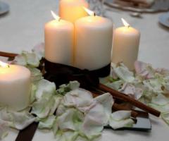 Candele e petali di rose per il matrimonio