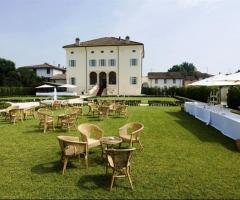 L'organizzazione del ricevimento di nozze nel giardino che circonda la villa