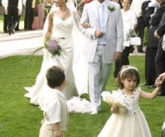 Gli sposi con i paggetti al ricevimento di matrimonio