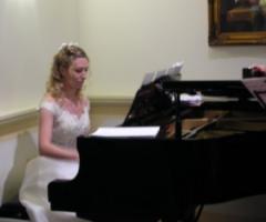 Sposa al piano durante il ricevimento di matrimonio