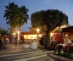 Giardino di sera per il ricevimento di nozze