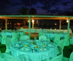 Matrimonio a bordo piscina con effetti luminosi su richiesta degli sposi