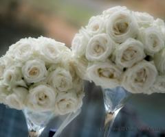 Addobbi floreali con rose bianche per il matrimonio