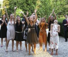 Fotografia del lancio del bouquet della sposa