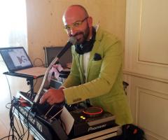 Frog - Il Dj che allestisce la sua postazione