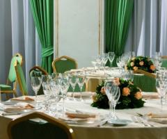 Tavolo allestito per il matrimonio