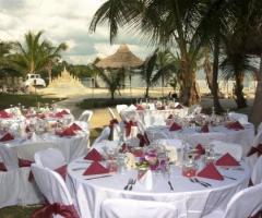 Tavoli allestiti per il matrimonio in spiaggia