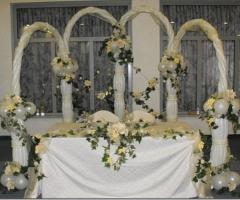 Allestimento del tavolo degli sposi