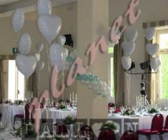 Palloncini bianchi per i tavoli al matrimonio