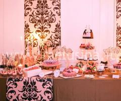 Il tavolo dei dolci rosa e marrone