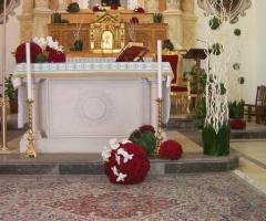 Decorazioni floreali per la chiesa con sfere rosse