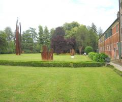 Vista del giardino della villa per matrimoni