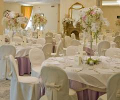 Tavoli e allestimenti floreali in lilla