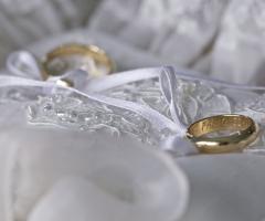 Foto delle fedi nuziali sul cuscino