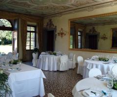 Allestimento tavoli per il matrimonio