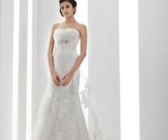 Elegante abito da sposa dai ricami in pizzo