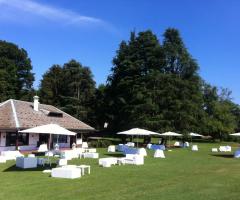 Aperitivo nel giardino della villa