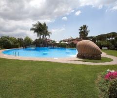 Aperitivo di matrimonio servito a bordo piscina