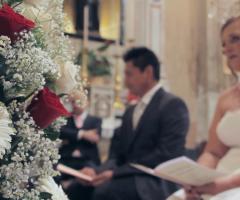 Fiori con sposi sullo sfondo.