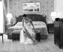 Foto della sposa mentre si prepara per le nozze