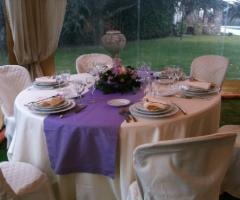 Tavoli allestiti per il ricevimento di nozze