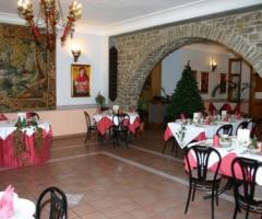 A Castellana - Allestimento dei tavoli del ricevimento sui toni del rosso