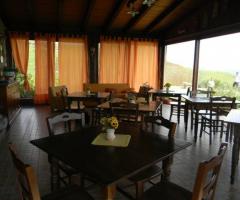 Ampia sala interna per ricevimento di matrimonio presso l'Agriturismo Terra Vecchia