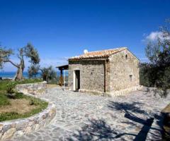 Rudere con piazzale nel parco presso l'agriturismo per ricevimento di matrimonio Chiusa del Falconiere