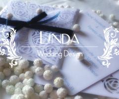 Partecipazione originale fatta a mano con carta lino nei colori del bianco e del blu notte.
Il porta partecipazione interamente fatto a mano rappresenta la chiusura dei petali è interamente decorato con un motivo che richiama la rosa. All'interno si lasc