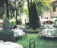Tavoli per il buffet di nozze in giardino