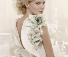 Particolare lavorazione delle spalline dell'abito da sposa - Collezione Romeo e Giulietta