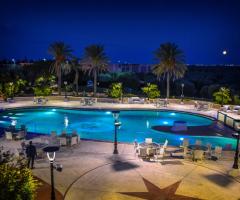 Regina Bona Sforza Ricevimenti - La piscina dall'alto di sera