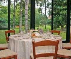 Allestimento tavoli all'esterno