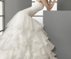 Abito da sposa con corpetto liscio e gonna a balze