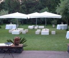 Allestimento degli eleganti spazi esterni per il ricevimento nuziale