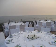 Allestimento total white per il matrimonio in riva al mare