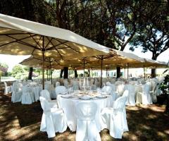 Ricevimento di matrimonio allestito in giardino sotto un gazebo