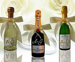 Bottiglie bomboniere per il matrimonio personalizzate con le iniziali degli sposi