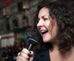 Giu canta durante un ricevimento di nozze