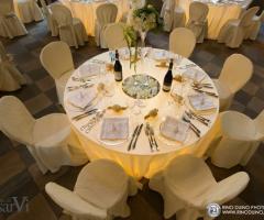 Tavoli illuminati per il ricevimento di nozze