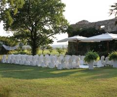 Cerimonia simbolica nel giardino della villa