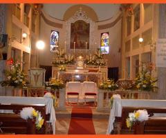 Allestimenti chiesa e seduta sposi