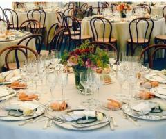 Addobbo dei tavoli per il ricevimento di matrimonio